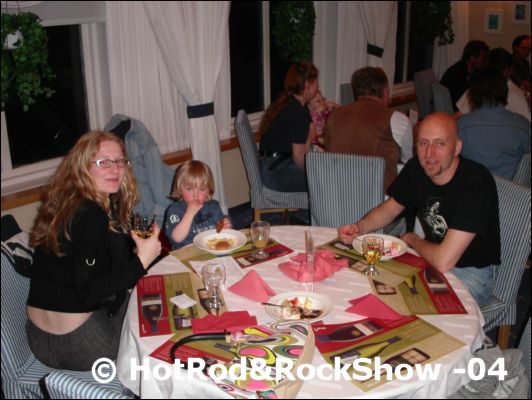 008 Jocke Rooth, Elisabet och Oskar funderar p� vad de gett sig in i...